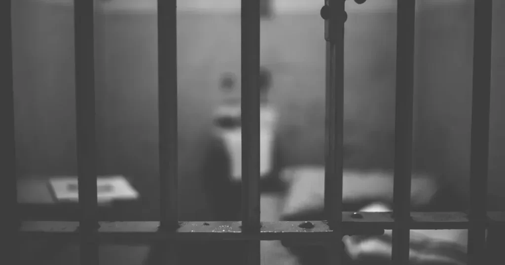 公務員の「安定」による見えない檻を実際の檻の写真で表現