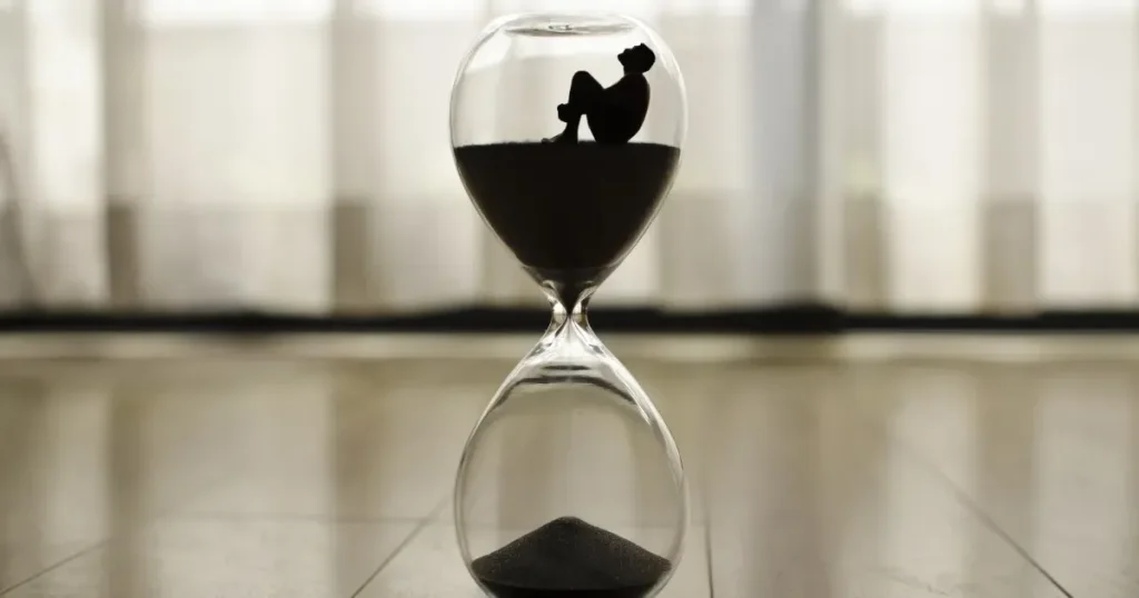 通報があるまでの待機時間を無駄に過ごし、時間を溶かしている様子を砂時計の写真で表現