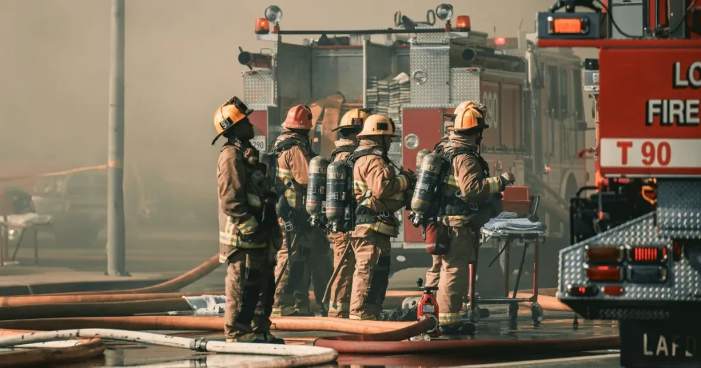 火災現場で活動している消防士達と消防車が写っている写真