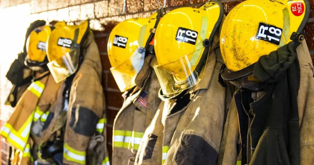 消防士に合格した内容を書いているため、消防服が並べられている画像を添付