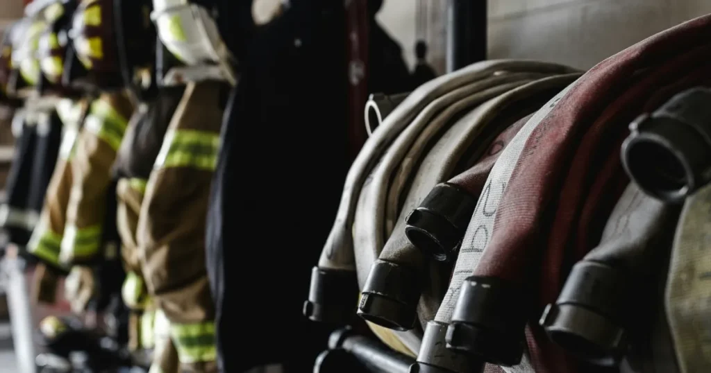 消防を退職した内容を、脱衣した消防服をフックにかけている写真で表現