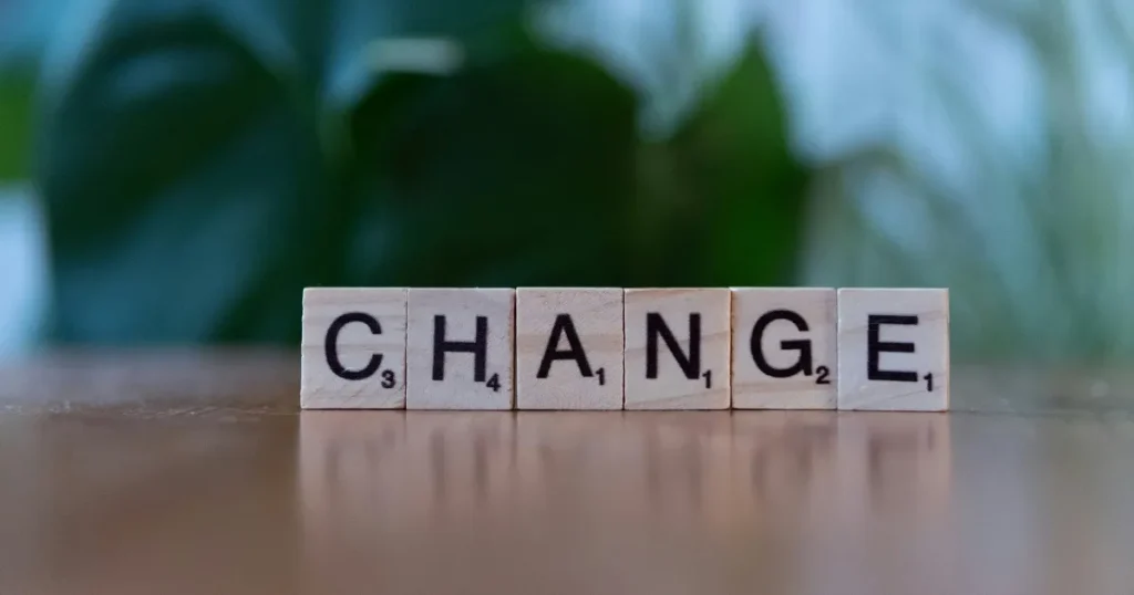 転職について書いている内容を、CHANGEと書かれたブロックの写真で表現