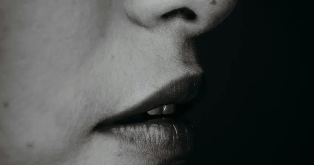 アドバイスを受けた文章のイメージを伝えるために口元に焦点を当てた画像を使用