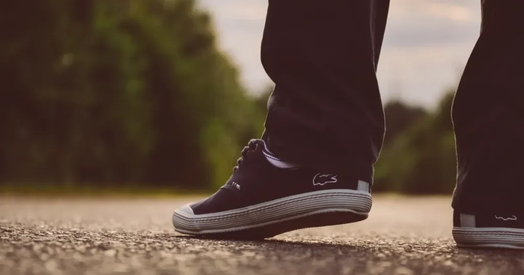 消防を退職した勇気ある一歩を足元にフォーカスした画像で表現