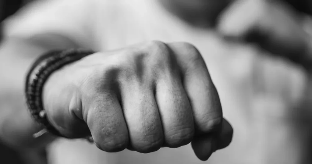 元ボクサー上司のパワハラ行動を、拳を突き出している男性の写真で表現