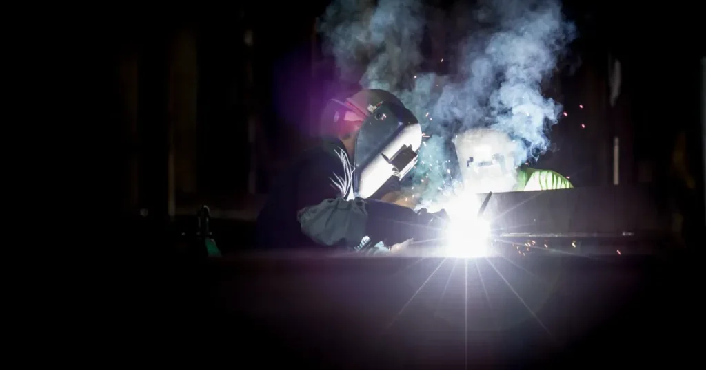 スキルについて書いている内容のため、溶接工が作業している画像を添付