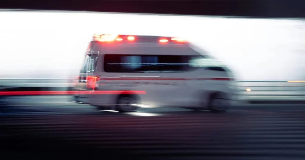 緊迫した現場のイメージを伝えるために、救急車が猛スピードで走行している写真を使用