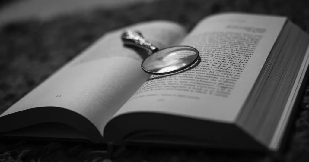 求人を見つけた後に、しっかり調べる重要性を書いたセクションを、虫眼鏡と本を置いてある写真で表現