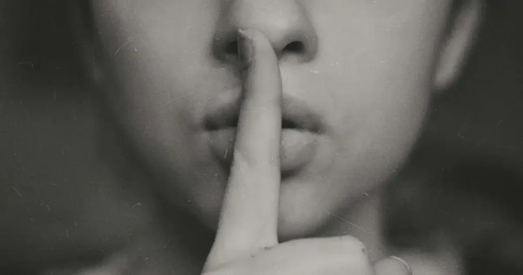 誰も教えてくれないデメリットを書いたセクションを、女性が口を閉ざしている写真で表現